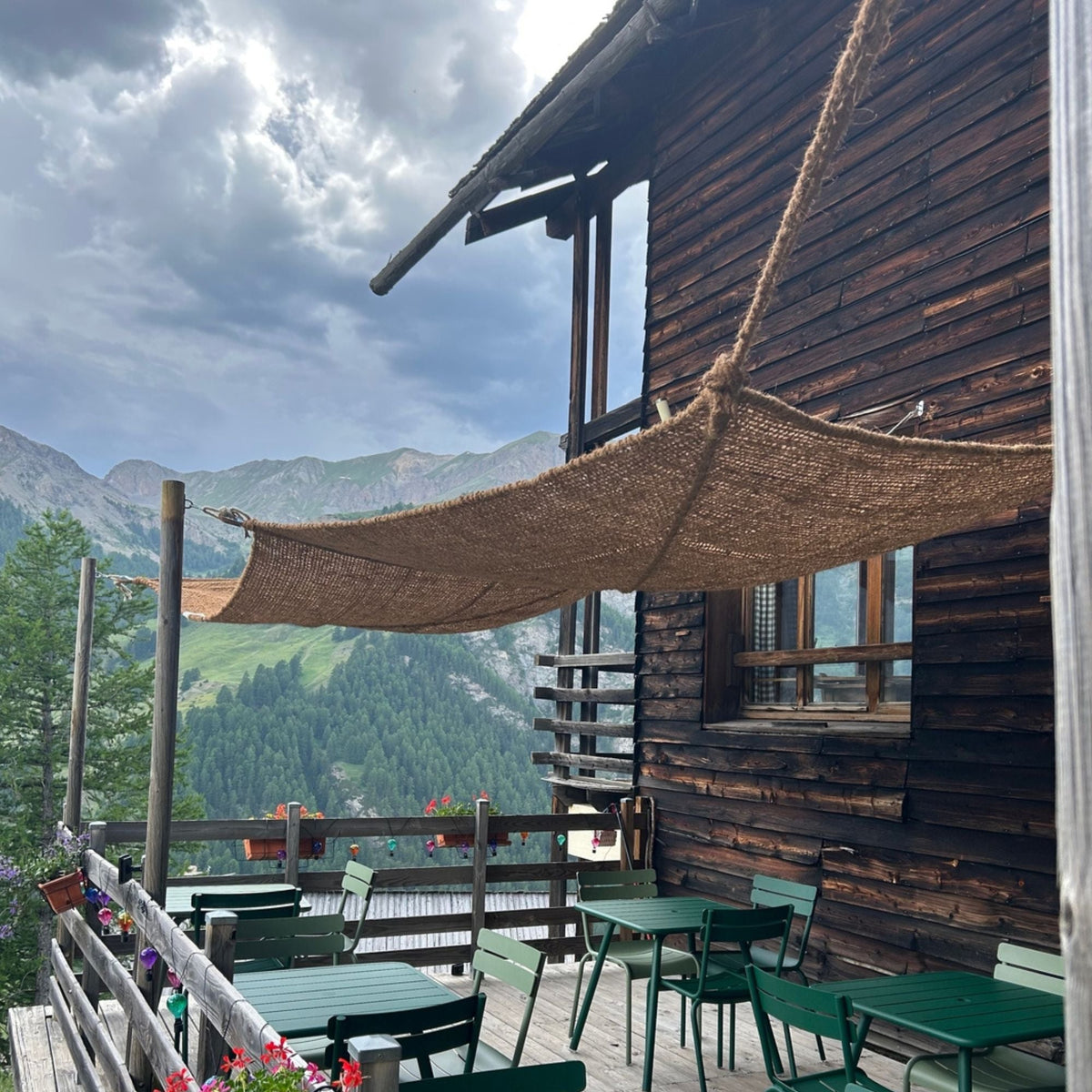 Corda in fibra di cocco che fissa una vela ombreggiante in cocco a un chalet di montagna