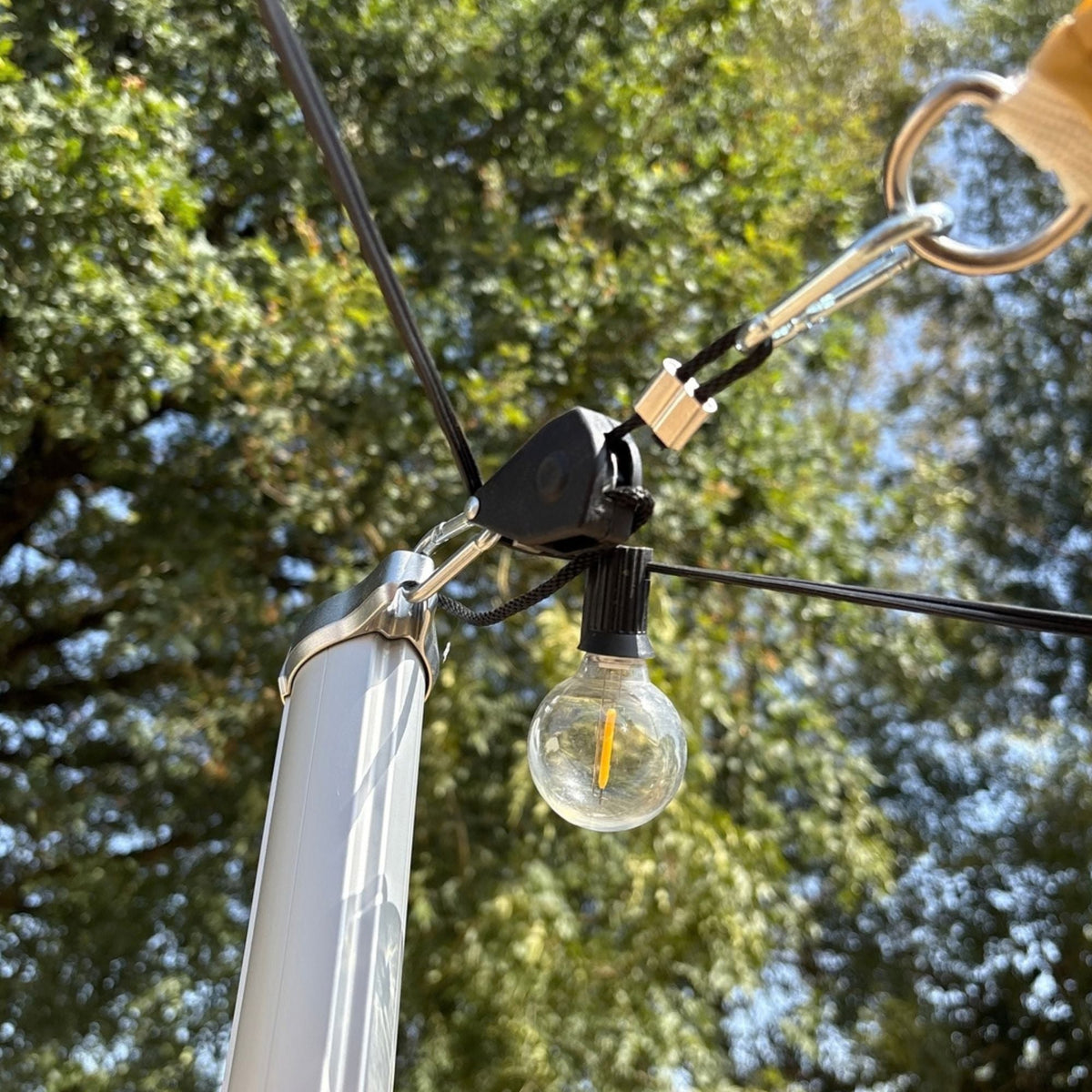 Corda a cricchetto con puleggia installata su un palo con ghirlanda luminosa