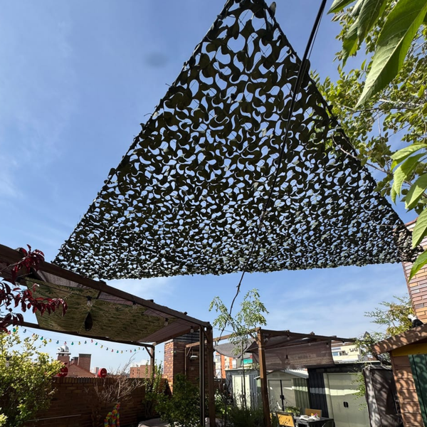 Rete mimetica triangolare scura sopra una pergola da giardino
