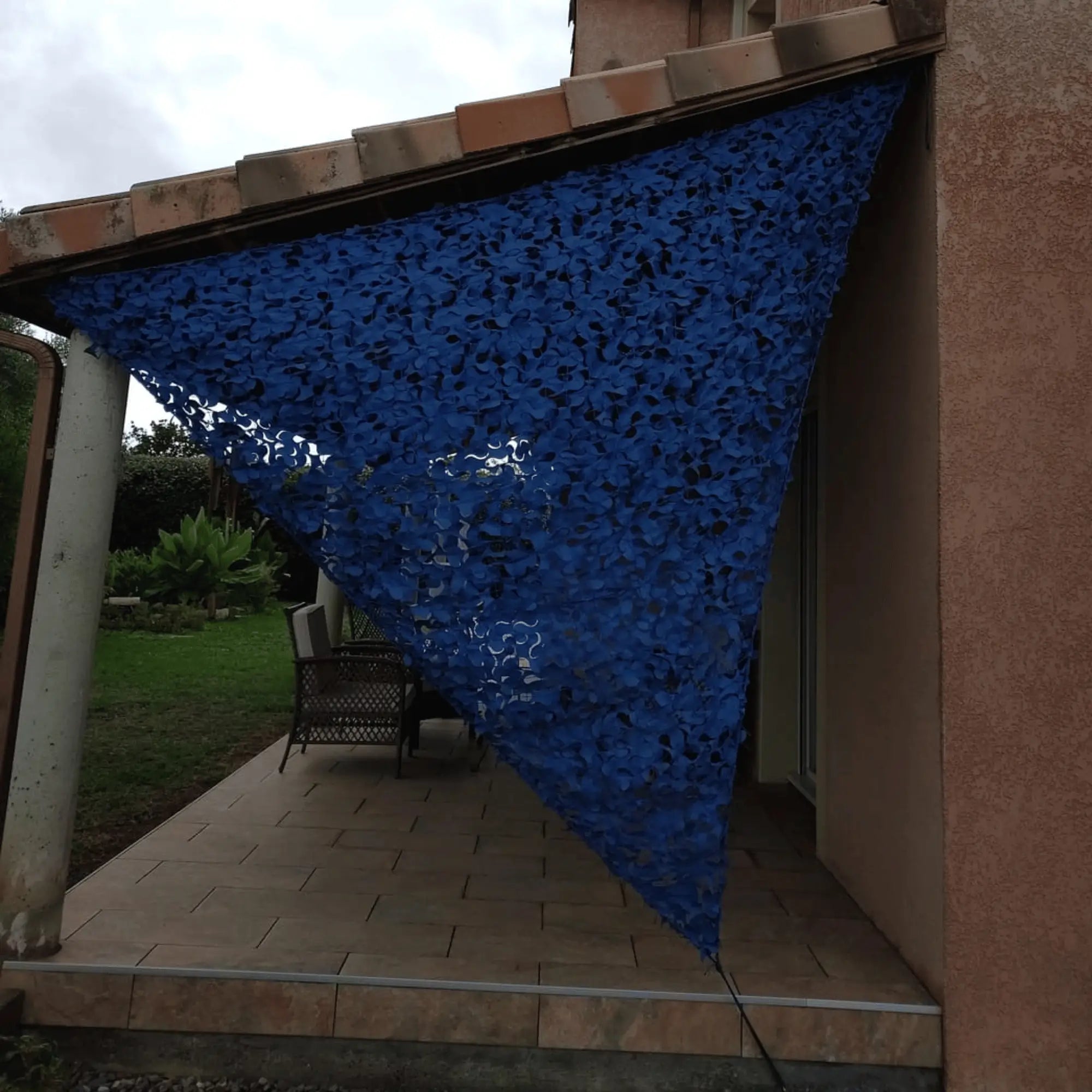 Rete mimetica triangolare blu